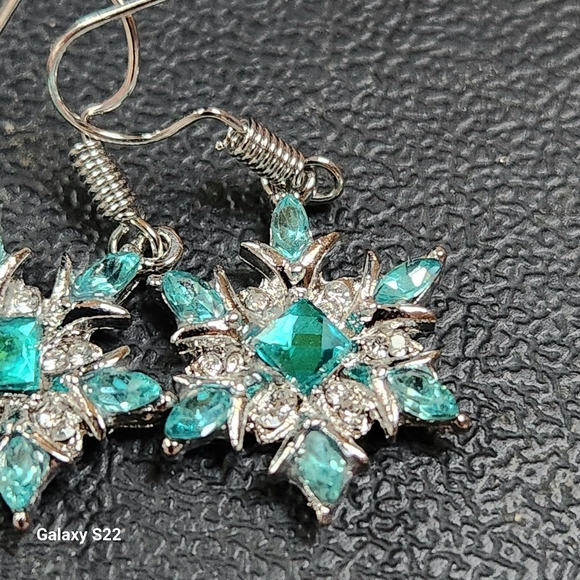 White and Blue Crystals Silver Star Earrings NWT Holiday Christmas Earrings - Picture 4 of 7